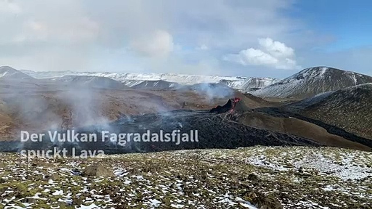 Vulkan in Island spuckt Lava