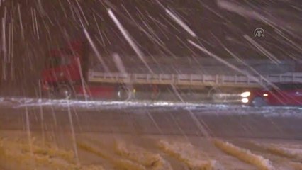 AFYONKARAHİSAR - Kar yağışı etkili oluyor