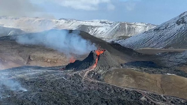 Lava continues spewing from Icelandic volcano after first eruption in 900 years