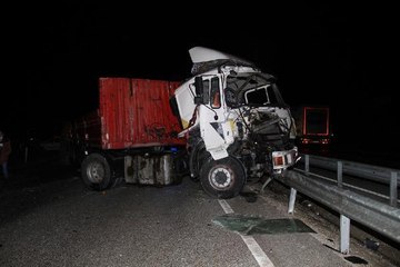 Download Video: Kontrolden çıkan TIR, İzmir- Ankara D300 yolunu trafiğe kapattı