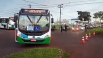 Ônibus do transporte coletivo e carro se envolvem em acidente na Avenida Rocha Pombo