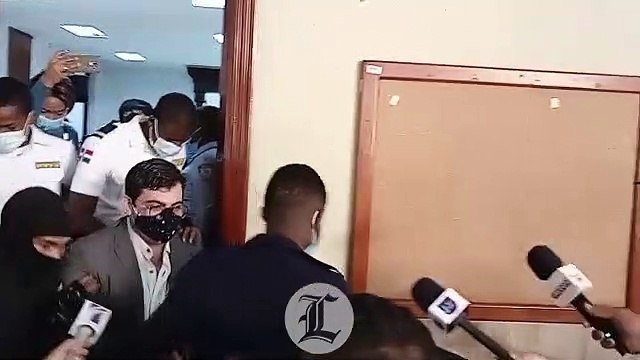 Salida de Gabriel Villanueva de la sala de audiencias, expresa creer en la justicia dominicana