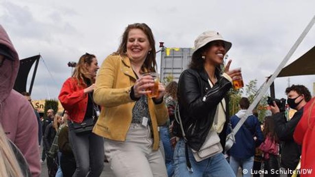 Niederlande: Feiern für die Corona-Forschung