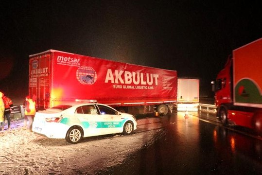 TEM'de bariyerlere çarpan tırın sürücüsü aracın ön camından yola fırladı