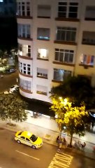 Panelaço em Copacabana, no Rio de Janeiro