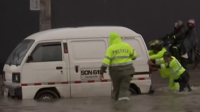 Lluvias generaron caos y traumatismos viales en Bogotá