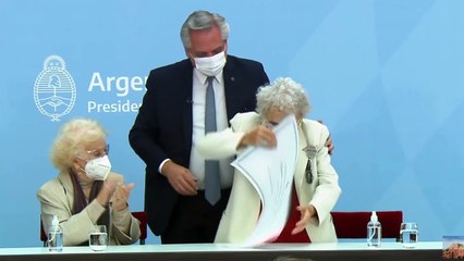 Presidente argentino rinde homenaje a Madres y Abuelas de Plaza de Mayo