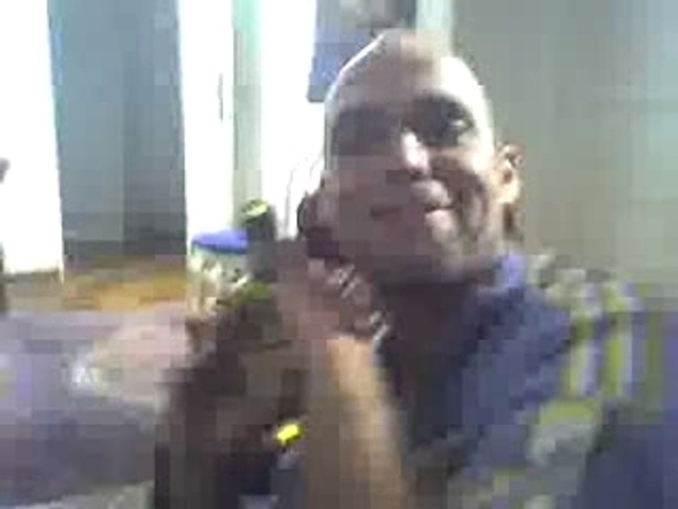 Maro sert l'anisette