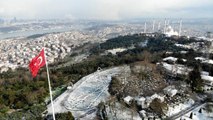 Beyaza bürünen Çamlıca Tepesi manzarası ile mest etti