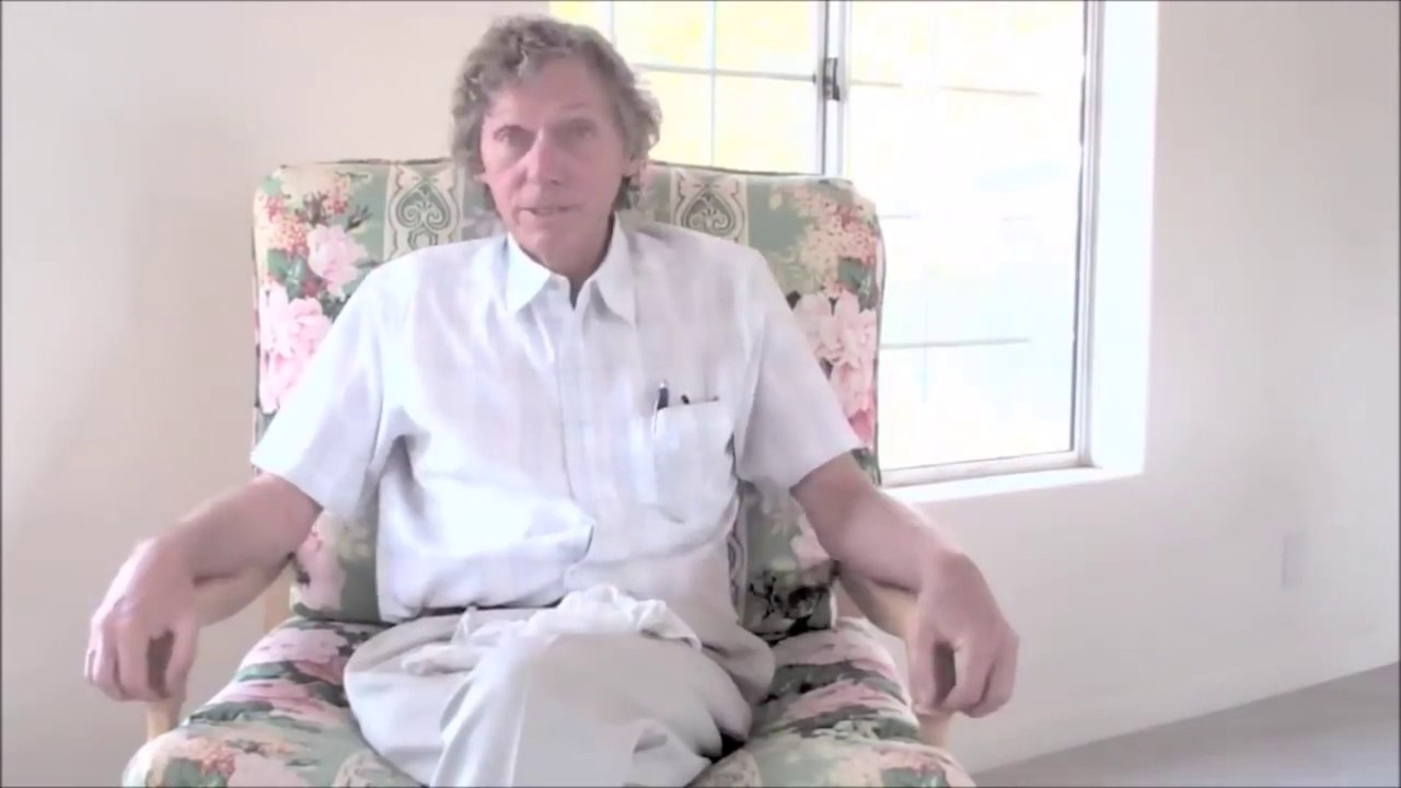 Il meurt et arrive devant Dieu et lui pose des questions sur le sens de la vie
