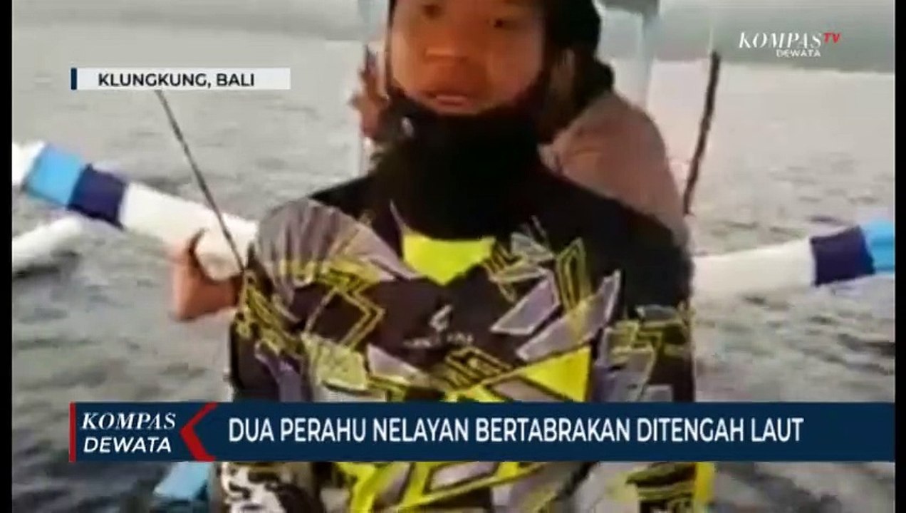 Dua Perahu Nelayan Tabrakan Di Tengah Laut Hingga Terguling
