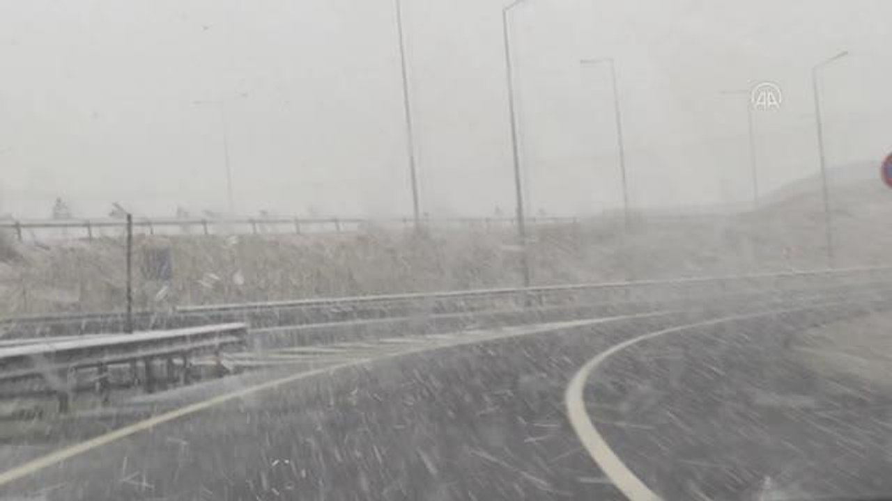 İstanbul Havalimanı'nda karla mücadele çalışmaları başladı
