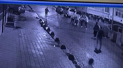 Son dakika! SULTANGAZİ'DE KALABALIK GRUBUN SALDIRISINDA 4 YERİNDEN BIÇAKLANDI... DEHŞET ANLARI KAMERADA