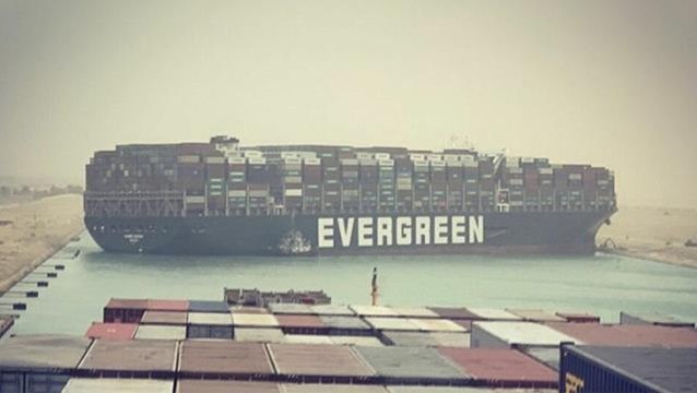 Süveyş Kanalı, karaya oturan 400 metrelik gemi nedeniyle trafiğe kapandı