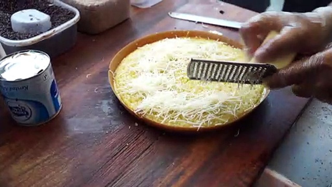 Martabak Cirebon. Martabak Manis Cirebon. Parutan Keju yang berlimpah, taburan coklat dan kacang yang juga berlimpah.