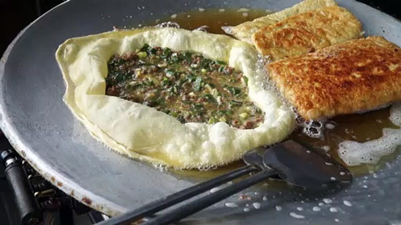 Martabak Cirebon. Martabak Telor Cirebon. Isian daging sapi dan daging ayam sangat memberikan cita rasa pada Martabak Cirebon.