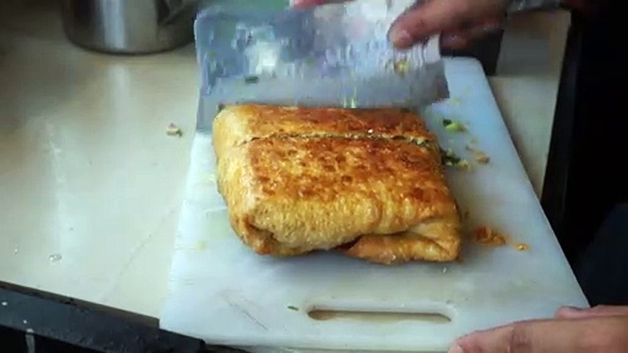 Martabak Cirebon. Martabak Telor Cirebon dengan isian daging sapi dan daging ayam sangat diminati warga Cirebon.