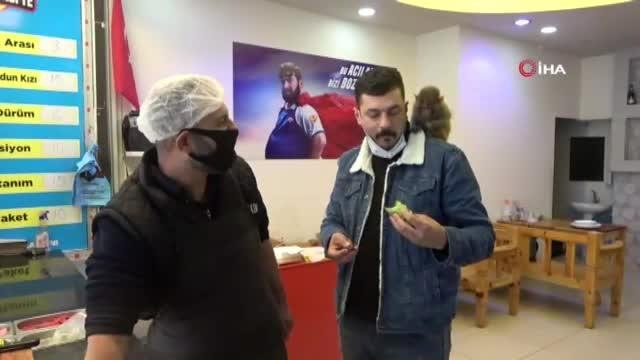 Bu maymun acı çiğköfte seviyor