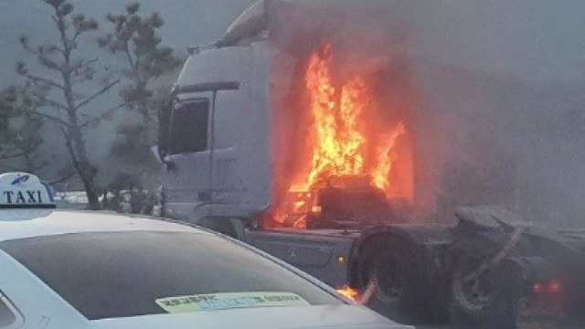 수도권 고속도로 달리던 트레일러에서 불... 엔진 과열 추정 / YTN