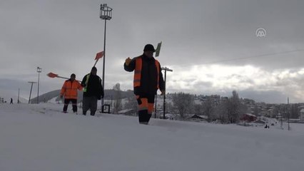 TCDD görevlileri trenlerin kesintisiz ulaşımı için ilkbaharda kar ve buz mesaisinde