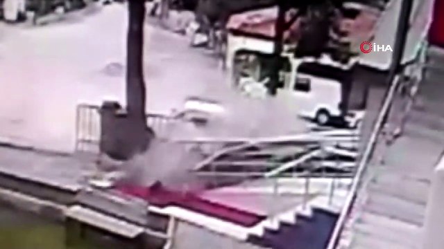 Kontrolden çıkan araç cami duvarına çarparak durabildi...Kaza anı kamerada