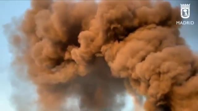 Controlado el incendio en cuatro naves industriales del barrio madrileño de Montecarmelo