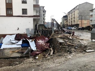 Hizan'da şiddetli rüzgar çatıları uçurdu