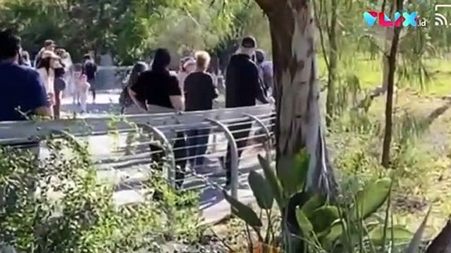 Nekat! Pria Ini Bawa Putrinya Terobos Kandang Gajah