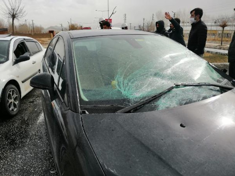 Van'da şiddetli rüzgar; aydınlatma direği, seyi...