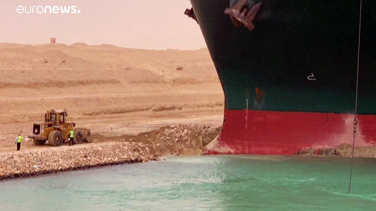مصر: هيئة قناة السويس تؤكد انتظام حركة الملاحة...