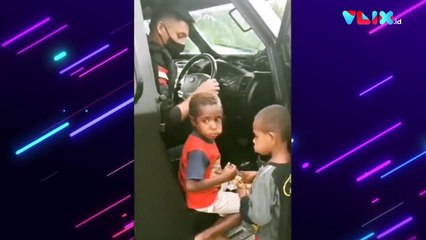 Anggota Polisi Akrab dengan Bocah-Bocah Papua
