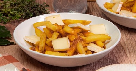 La poutine et sa sauce maison façon savoyarde fait craquer les gourmands !