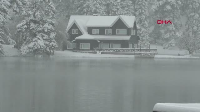 Gölcük Tabiat Parkı'nda kar kalınlığı 20 santimetreye ulaştı