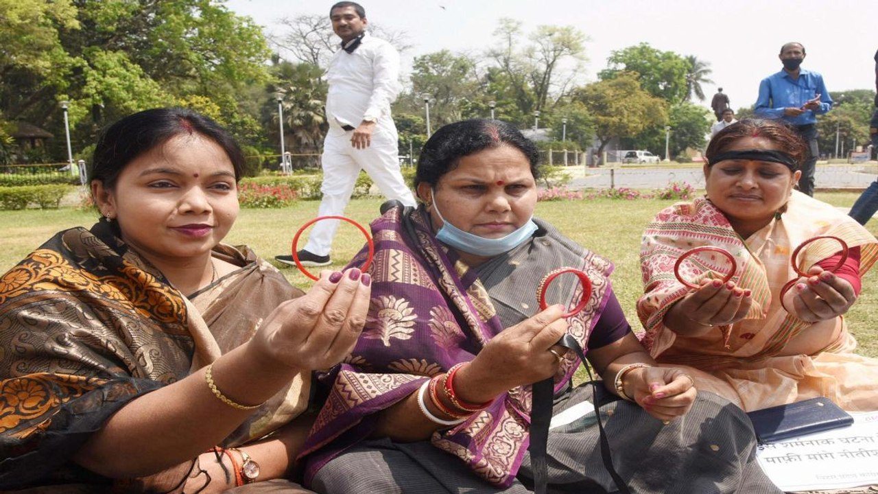 Opposition boycotts Bihar Assembly, holds paral...