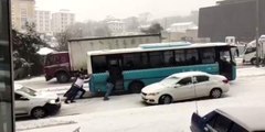 Son dakika! Arnavutköy'de özel halk otobüsü ve ambulans yolda kaldı