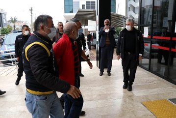 Eşini öldüren arkadaşına adliyeye girerken 'Adamsın' dedi, gözaltına alındı