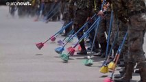 Guatemala | Un batallón con escobas limpia la ceniza del aeropuerto internacional