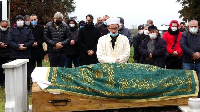 Ünlü sanatçı Cem Adrian, babasını son yolculuğuna uğurladı