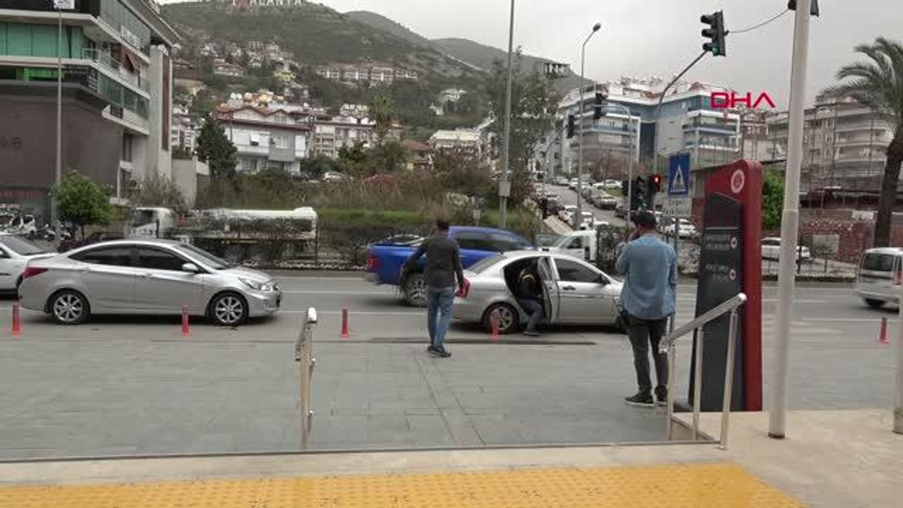 Son dakika haberleri... ANTALYA Eşini öldüren kocaya 'Adamsın' tezahüratı yapınca gözaltına alındı, kadınlardan özür diledi