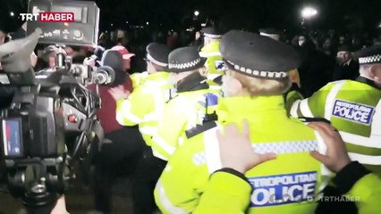 İngiliz polisi ile göstericiler yine karşı karşıya