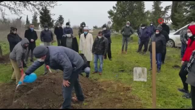 Ünlü sanatçı Cem Adrian son yolculuğunda babasını yalnız bırakmadı
