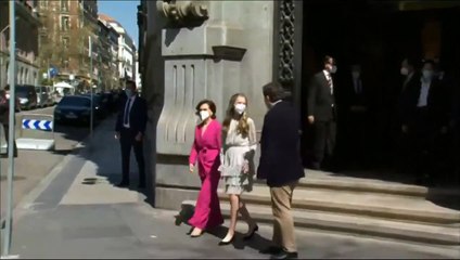 Aplausos tras la llegada de Leonor a la sede del Instituto Cervantes en Madrid.