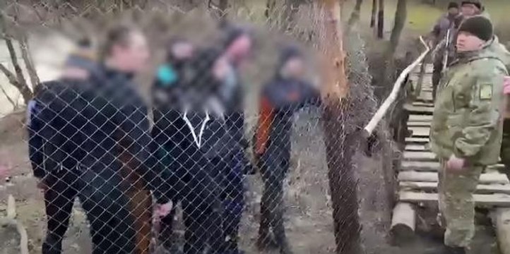 Ukrayna'da sınır muhafızları, yakaladıkları tütün kaçakçılarını kümeste bekletti