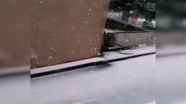 Özel halk otobüsü ve ambulans yolda kaldı...Beyaza bürünen yolda otobüsü yolcuları, ambulansı vatandaşlar itti