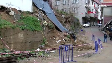 Kağıthane'de korku dolu anlar! İstinat duvarı minibüsün üzerine çöktü