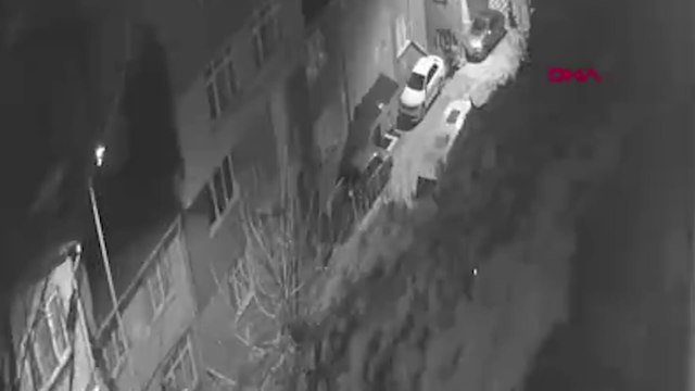 İstinat duvarı minibüsün üzerine çöktü