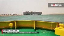 Canale di Suez, portacontainer si incastra e blocca il traffico marittimo: il video