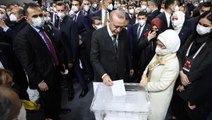 Son Dakika: Cumhurbaşkanı Erdoğan, 1428 oyla yeniden AK Parti Genel Başkanı seçildi