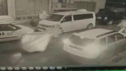 Son dakika! SULTANGAZİ'DE KALABALIK GRUBUN SALDIRISINDA 4 YERİNDEN BIÇAKLANDI... DEHŞET ANLARI KAMERADA