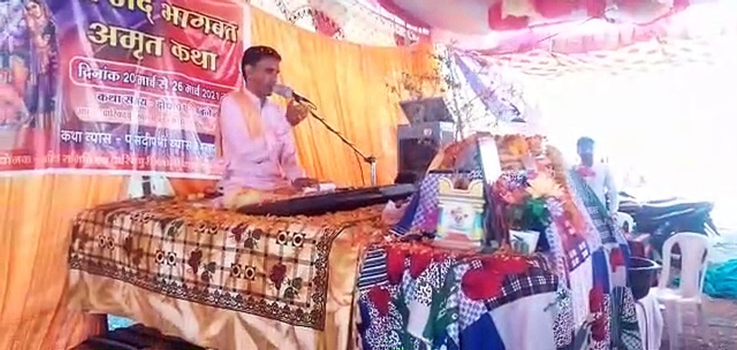 गुलाब के फूलों से खेली गई होली